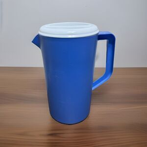 Rubbermaid 2 1/4 Quart #2445 Drink Beverage Pitcher Bottle Blue w/Lid Vintage